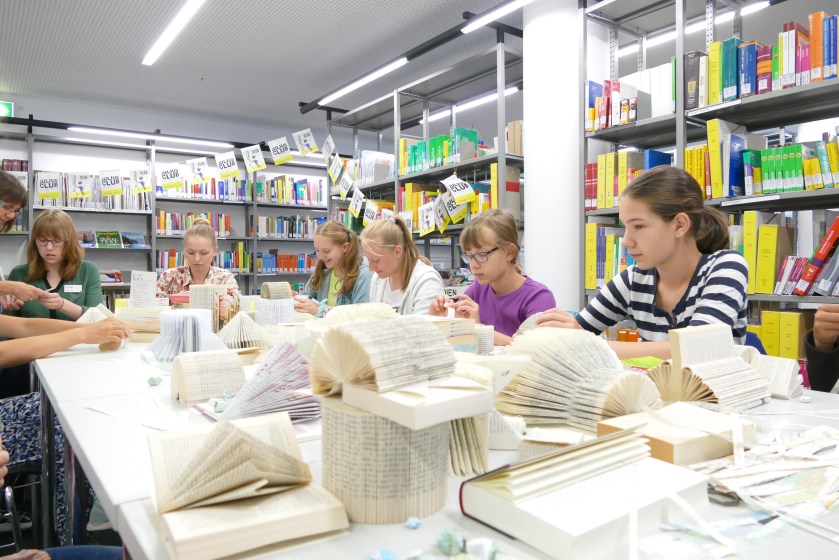 Die JULIANER fleißig am falten