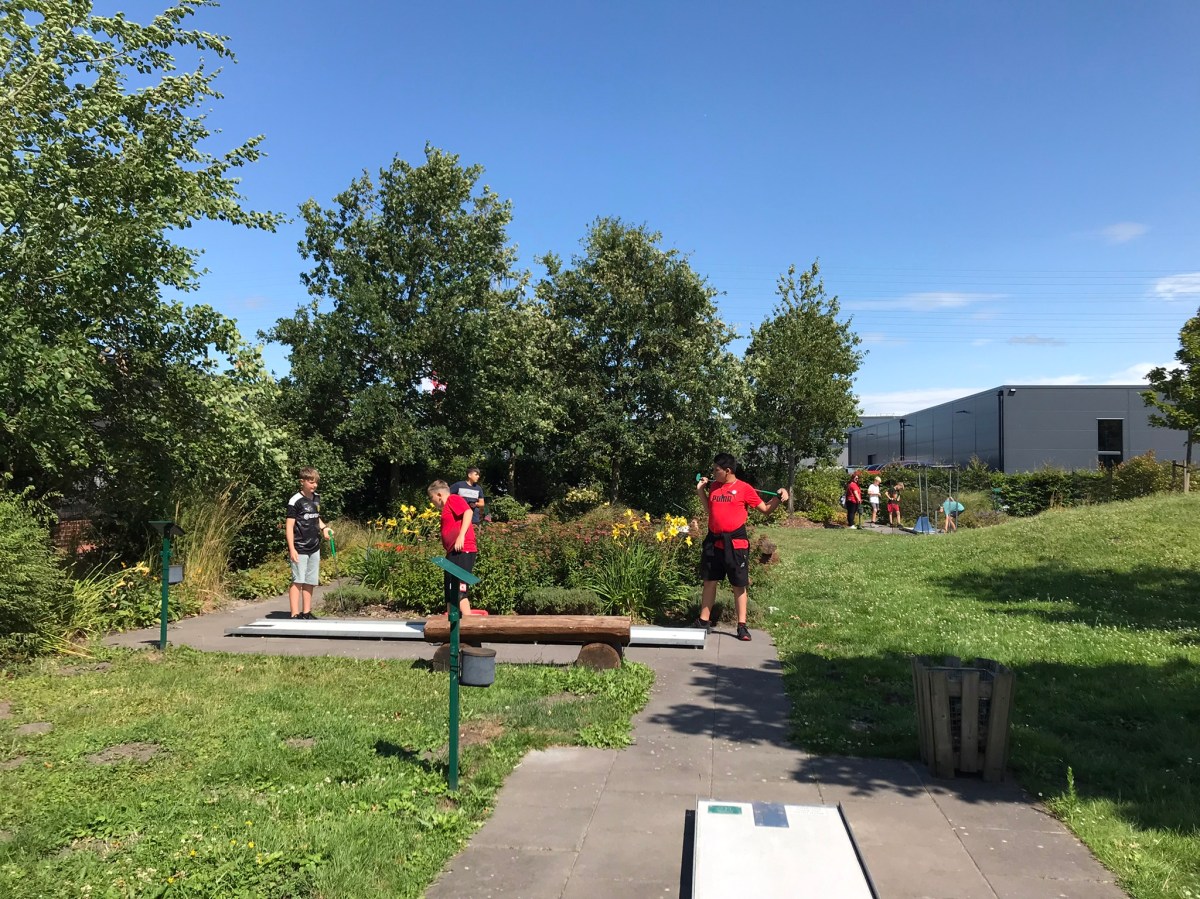 Minigolf spielen beim Leeraner&nbsp;Miniaturland