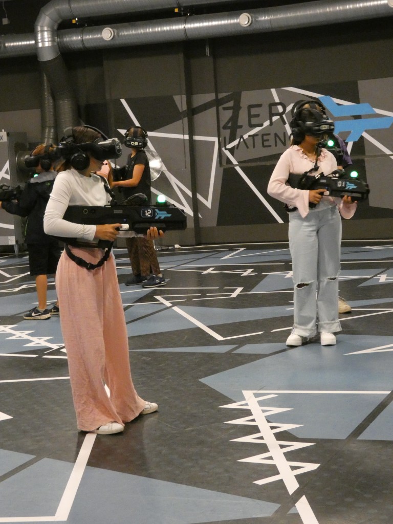 4 Kinder mit Vr-Headset und Gun-controller